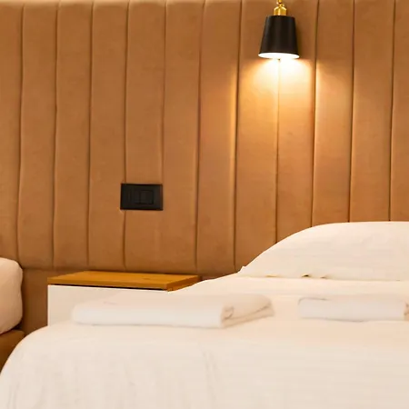 Lakeside & Jacuzzi Vila