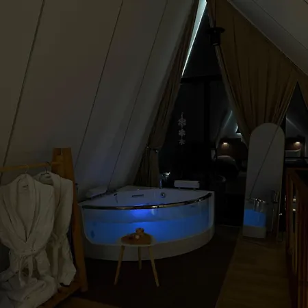 Lakeside & Jacuzzi *