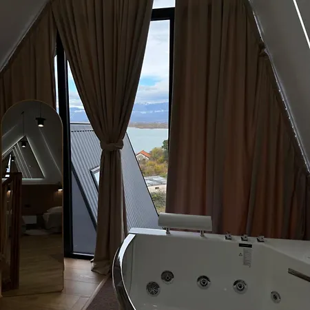 Lakeside & Jacuzzi Vila *