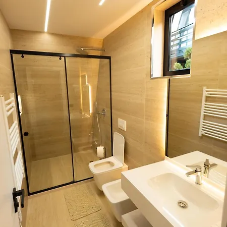 Lakeside & Jacuzzi 빌라 Široka
