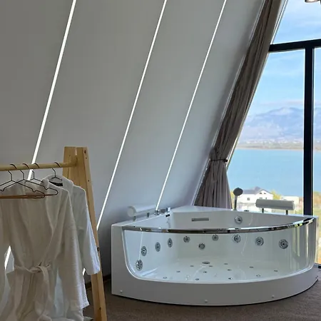 Lakeside & Jacuzzi *