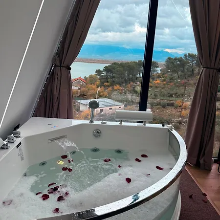 Lakeside & Jacuzzi Vila
