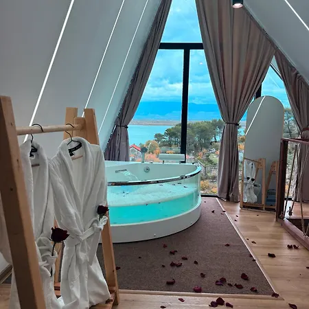 Lakeside & Jacuzzi Vila *