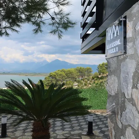 Lakeside & Jacuzzi Vila