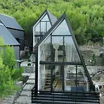 Вилла Lakeside & Jacuzzi