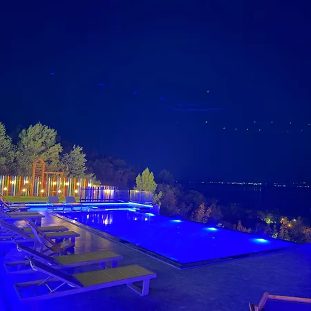 Lakeside Villas&jacuzzi Široka