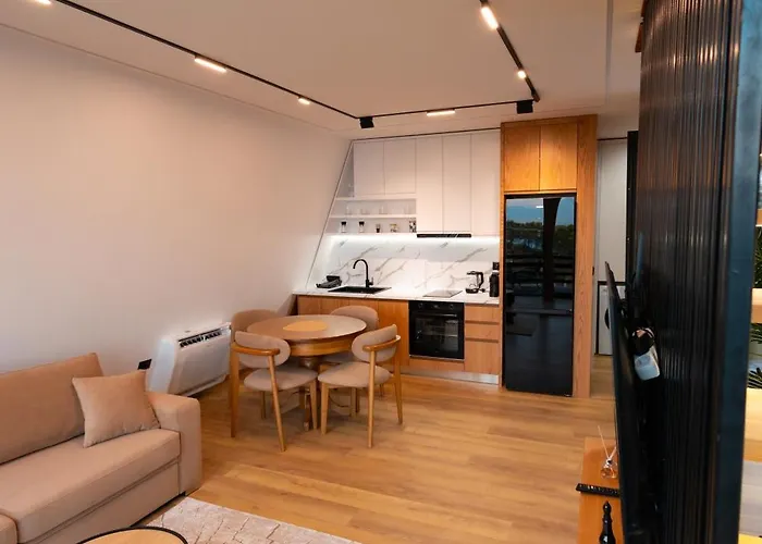 ヴィラ Lakeside Široka
